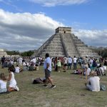 Personas visitan la Pirámide de Kukulcán para recibir la energía solar del equinoccio de primavera, el 20 de marzo de 2023, en la zona arqueológica de Chichén Itzá, en el estado de Yucatán (México). EFE/Martha López