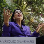 La académica mexicana Ana Vásquez Colmenares, habla durante una entrevista con EFE, el 10 de marzo de 2023, en la Ciudad de México (México).En el libro "¿Feminista, yo?", la politóloga y comunicadora Ana Vásquez se adentra en el feminismo tratando de hacerlo de un modo accesible y con el fin de aglutinar los múltiples aportes al movimiento para cualquiera.  EFE/Alex Cruz