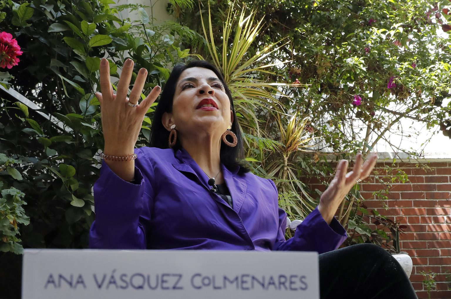 La académica mexicana Ana Vásquez Colmenares, habla durante una entrevista con EFE, el 10 de marzo de 2023, en la Ciudad de México (México).En el libro "¿Feminista, yo?", la politóloga y comunicadora Ana Vásquez se adentra en el feminismo tratando de hacerlo de un modo accesible y con el fin de aglutinar los múltiples aportes al movimiento para cualquiera.  EFE/Alex Cruz