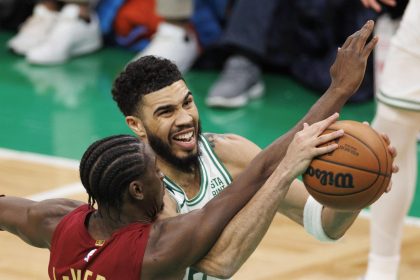El alero de los Boston Celtics, Jayson Tatum (d) reacciona al recibir una falta del escolta de los Cleveland Cavaliers, Caris LeVert (I), durante la segunda mitad del triunfo de los Boston Celtics en el TD Garden de Boston. , Massachusetts, EE.UU. EFE/CJ GUNTHER