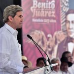 Fotografía cedida hoy por la presidencia de México, del enviado especial de la Casa Blanca para el clima, John Kerry, durante un acto protocolario en el estado de Oaxaca (México). EFE/Presidencia de México/SOLO USO EDITORIAL/ SOLO DISPONIBLE PARA ILUSTRAR LA NOTICIA QUE ACOMPAÑA (CRÉDITO OBLIGATORIO)