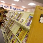 Un hombre consulta un libro en la sección en español de la Biblioteca Pública de Fort Worth (Texas, EEUU). Fotografía de archivo. EFE/José Luis Castillo Castro