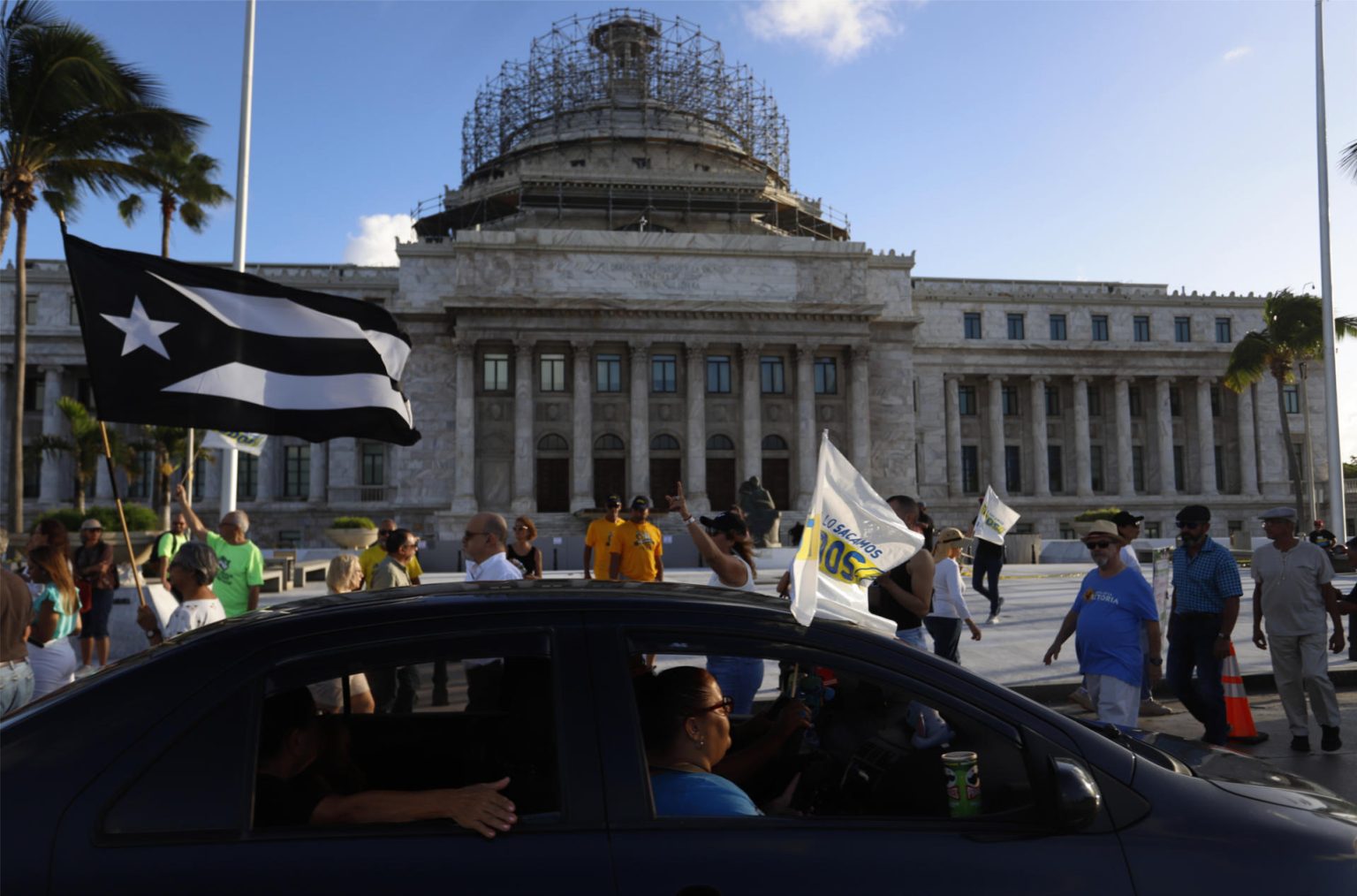 Varias personas participan en una manifestación contra la empresa eléctrica LUMA en San Juan (P.Rico). Imagen de archivo. EFE/ Thais Llorca