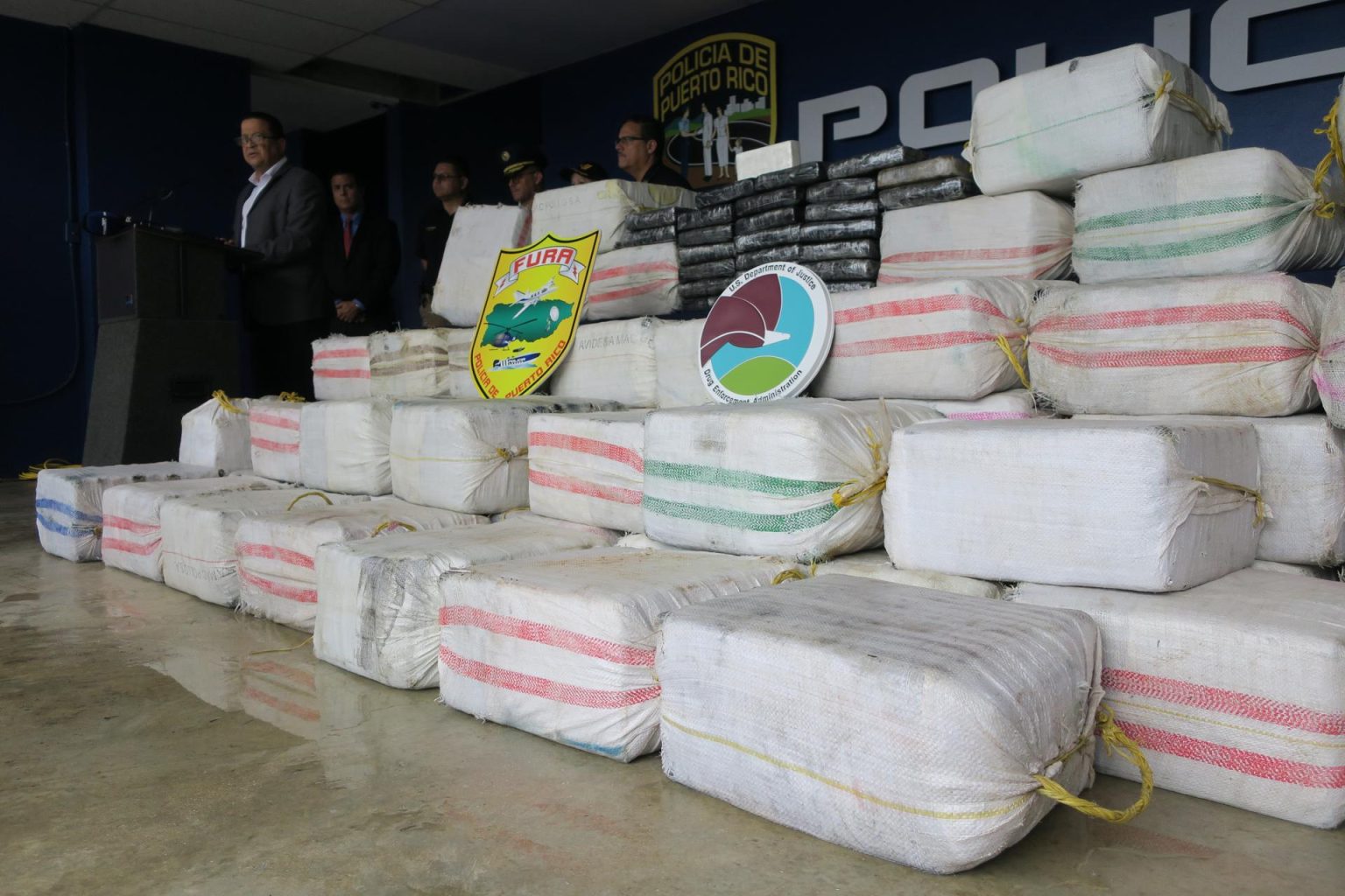 Autoridades de la Policía de Puerto Rico presentan un cargamento de droga incautado durante una rueda de prensa celebrada en el Cuartel General de la Policía de Puerto Rico en San Juan. Imagen de archivo. EFE/Jorge Muñiz