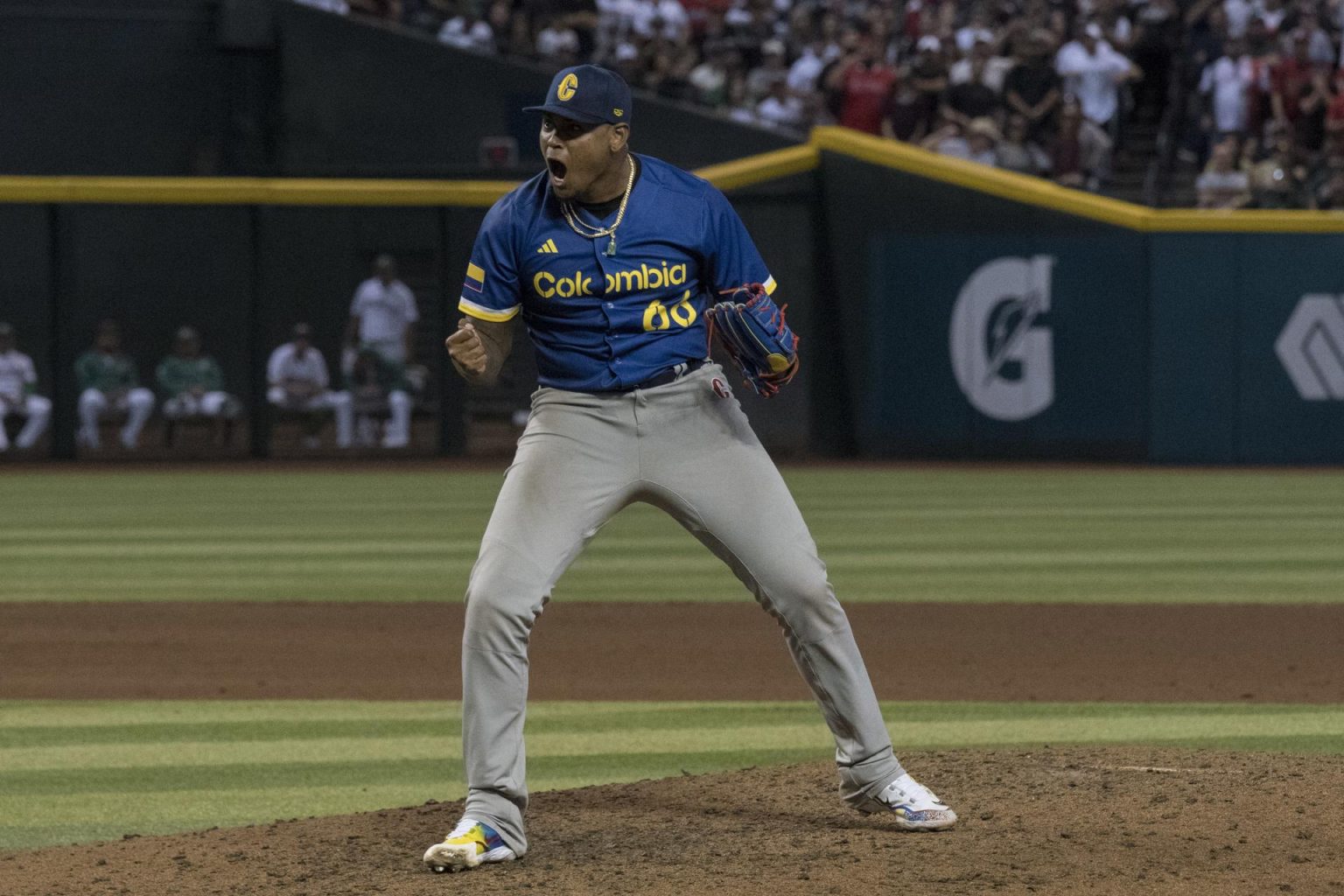 El lanzador colombiano Guillermo Zúñiga celebra su victoria contra México. EFE/EPA/Rick D' elia