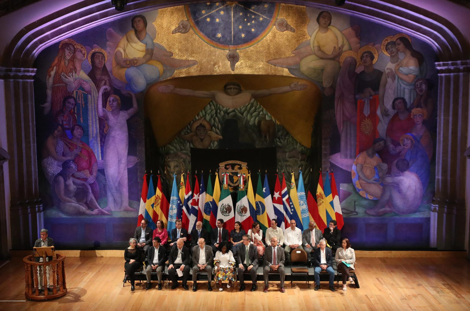 Los integrantes de la segunda fase de la Mesa de Diálogos de Paz entre el Gobierno de Colombia y el Ejército de Liberación Nacional (ELN) escuchan al jefe negociador del ELN Pablo Beltrán (i), hoy, en Ciudad de México (México). EFE/ Sáshenka Gutiérrez