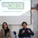 La coordinadora de EFE Verifica Latinoamérica, Ares Biescas (i), y el delegado de la agencia EFE en México, Alfonso Fernández (d), participan durante la presentación del pódcast de verificación "Con Check" el 23 de marzo de 2023, en Ciudad de México (México). EFE/ Sáshenka Gutiérrez