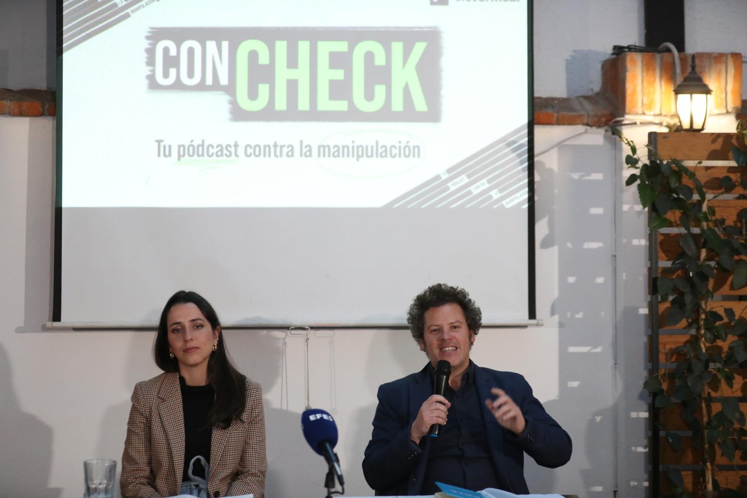 La coordinadora de EFE Verifica Latinoamérica, Ares Biescas (i), y el delegado de la agencia EFE en México, Alfonso Fernández (d), participan durante la presentación del pódcast de verificación "Con Check" el 23 de marzo de 2023, en Ciudad de México (México). EFE/ Sáshenka Gutiérrez