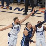 Maxi Kleber (c) de los Memphis Grizzlies en acción ante Dillon Brooks (i) de los Mavericks, durante un partido de la NBA disputado en el FedEx Forum, en Memphis (Estados Unidos). EFE/ Ryan Beatty