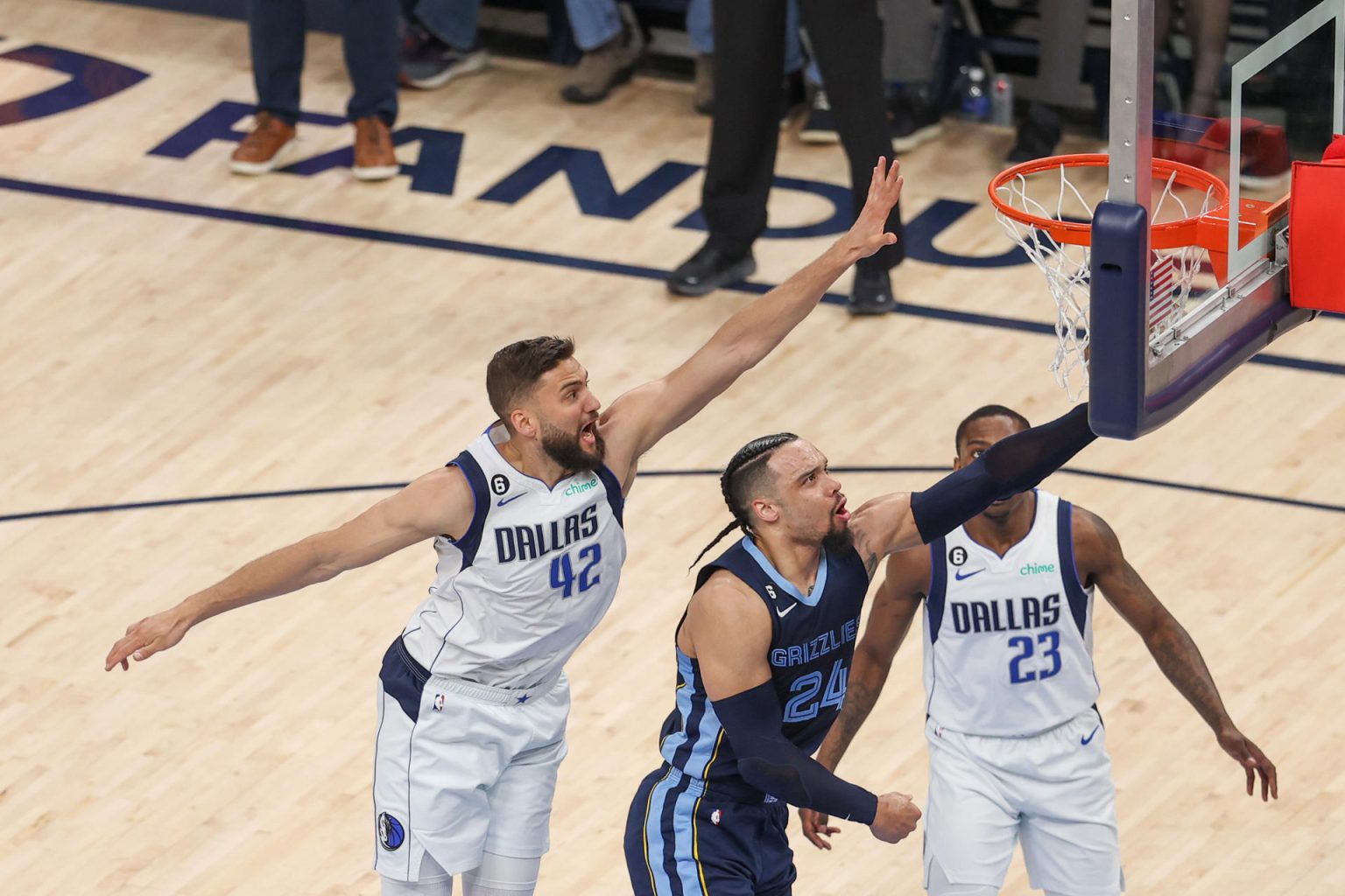 Maxi Kleber (c) de los Memphis Grizzlies en acción ante Dillon Brooks (i) de los Mavericks, durante un partido de la NBA disputado en el FedEx Forum, en Memphis (Estados Unidos). EFE/ Ryan Beatty