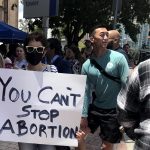 Fotografía de archivo en la que se registró a una mujer con una pancarta que dice "No puedes detener el aborto", durante un acto de protesta a las afueras de la llamada Torre de la Libertad, en Miami (Florida, EE.UU.). EFE/Ana Mengotti