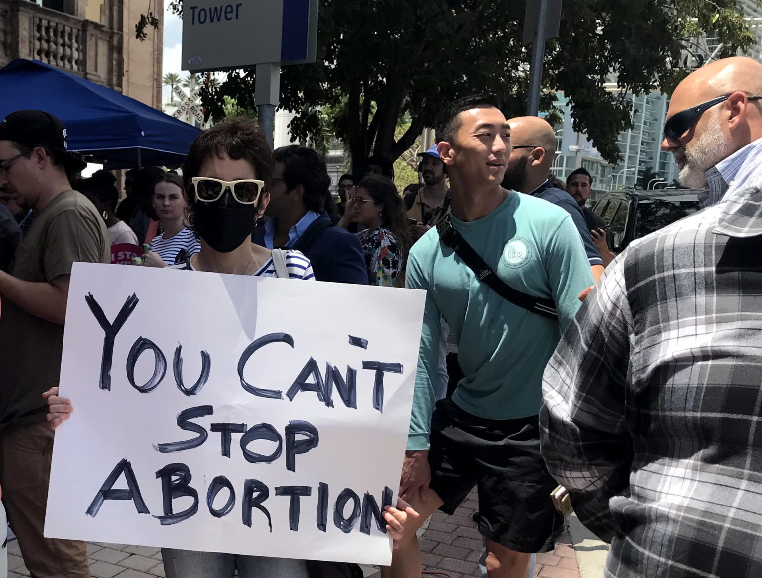 Fotografía de archivo en la que se registró a una mujer con una pancarta que dice "No puedes detener el aborto", durante un acto de protesta a las afueras de la llamada Torre de la Libertad, en Miami (Florida, EE.UU.). EFE/Ana Mengotti