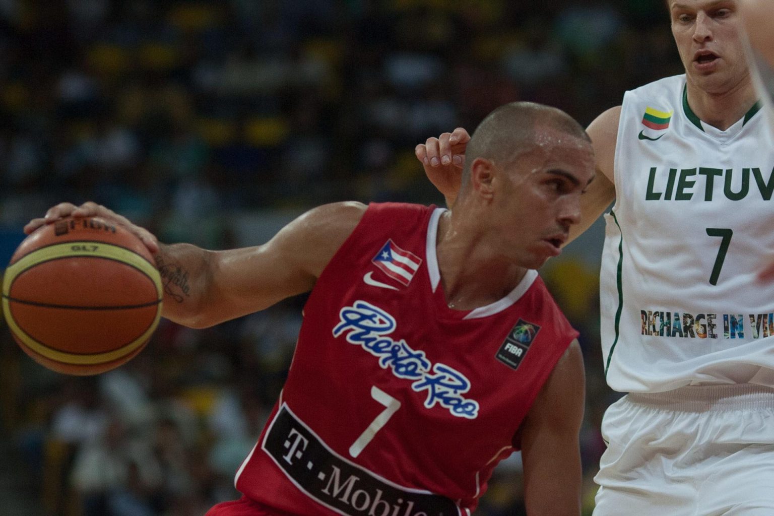 Fotografía de archivo en la que se registró al exjugador puertorriqueño de baloncesto Carlos Arroyo al actuar con la selección de su país, en Caracas (Venezuela). EFE/Miguel Gutiérrez