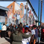 Inmigrantes esperan en una fila para recibir ayuda de alimentos y ropa cerca de un albergue en El Paso (EEUU). Imagen de archivo. EFE/Octavio Guzmán