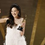 Michelle Yeoh después de ganar el óscar a la mejor actriz por 'Everything Everywhere All at Once'. EFE/EPA/ETIENNE LAURENT