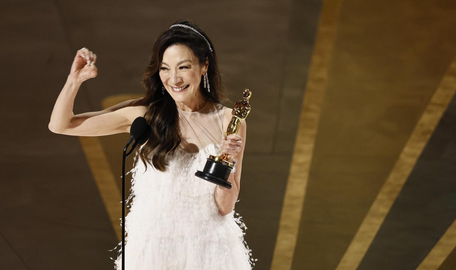 Michelle Yeoh después de ganar el óscar a la mejor actriz por 'Everything Everywhere All at Once'. EFE/EPA/ETIENNE LAURENT