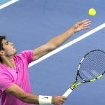 El español Carlos Alcaraz en acción frente el estadounidense Taylor Fritz en los cuartos de final del Miami Open en el Hard Rock Stadium, en Miami, Florida (EE.UU.), este 30 de marzo de 2023. EFE/EPA/Cristóbal Herrera-Ulashkevich