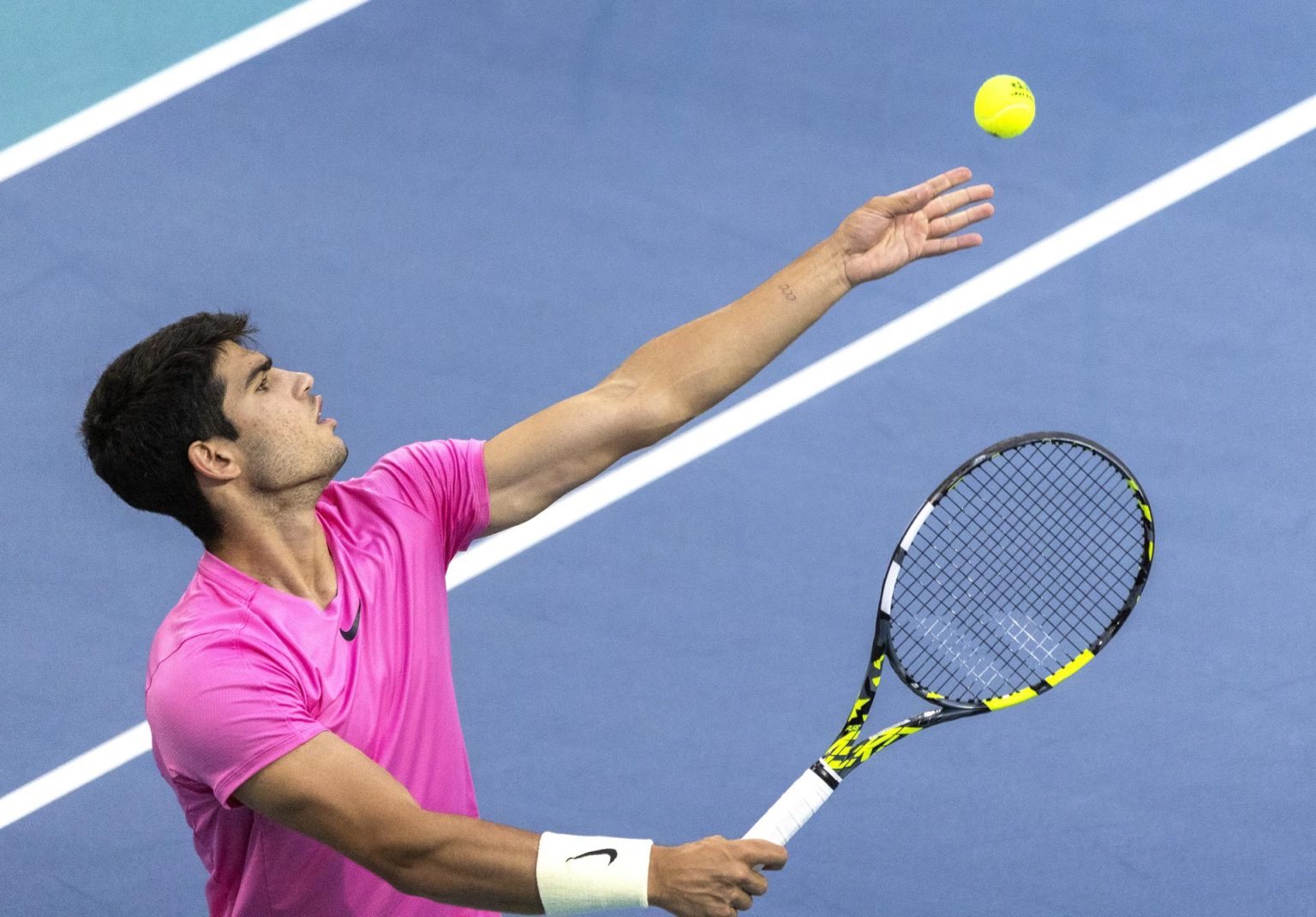 El español Carlos Alcaraz en acción frente el estadounidense Taylor Fritz en los cuartos de final del Miami Open en el Hard Rock Stadium, en Miami, Florida (EE.UU.), este 30 de marzo de 2023. EFE/EPA/Cristóbal Herrera-Ulashkevich