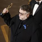 Guillermo Del Toro celebra después de ganar el óscar a la Mejor Película de Animación por 'Pinocho'. EFE/EPA/ETIENNE LAURENT