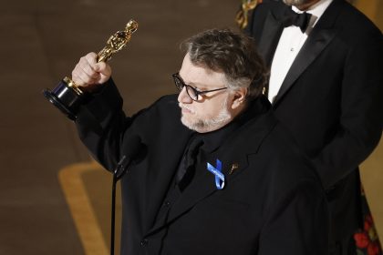 Guillermo Del Toro celebra después de ganar el óscar a la Mejor Película de Animación por 'Pinocho'. EFE/EPA/ETIENNE LAURENT