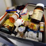 Detalle de una caja con varios recipientes de pastillas en Killeen, Texas (EEUU). EFE/LARRY W. SMITH