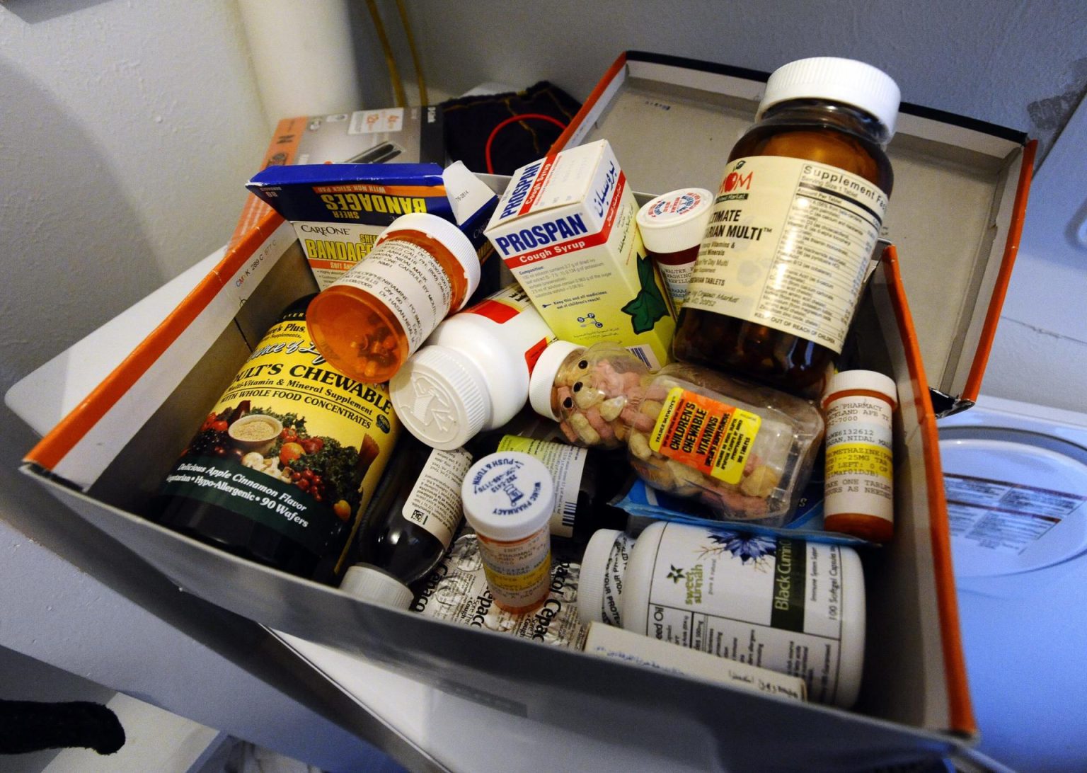 Detalle de una caja con varios recipientes de pastillas en Killeen, Texas (EEUU). EFE/LARRY W. SMITH