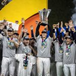 Jugadores de Japón celebran tras vencer a Estados Unidos en la final del V Clásico Mundial de Béisbol en el estadio LoanDepot Park, en Miami, Florida (EE.UU.), este 21 de marzo de 2023. EFE/EPA/Cristóbal Herrera-Ulashkevich