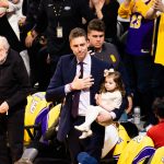 El español Pau Gasol (c), mientras sujeta a su hija, reacciona en su ceremonia de retiro hoy, durante el partido de la NBA entre Los Angeles Lakers y Memphis Grizzlies en Crypto.Com Arena en Los Ángeles (EEUU). EFE/ Phillip Kim