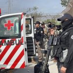 Autoridades mexicanas entregan a dos de los cuatro estadounidenses secuestrados el pasado viernes tras cruzar la frontera en la ciudad fronteriza de Matamoros, en el municipio de Matamoros en el estado de Tamaulipas (México). EFE/Str