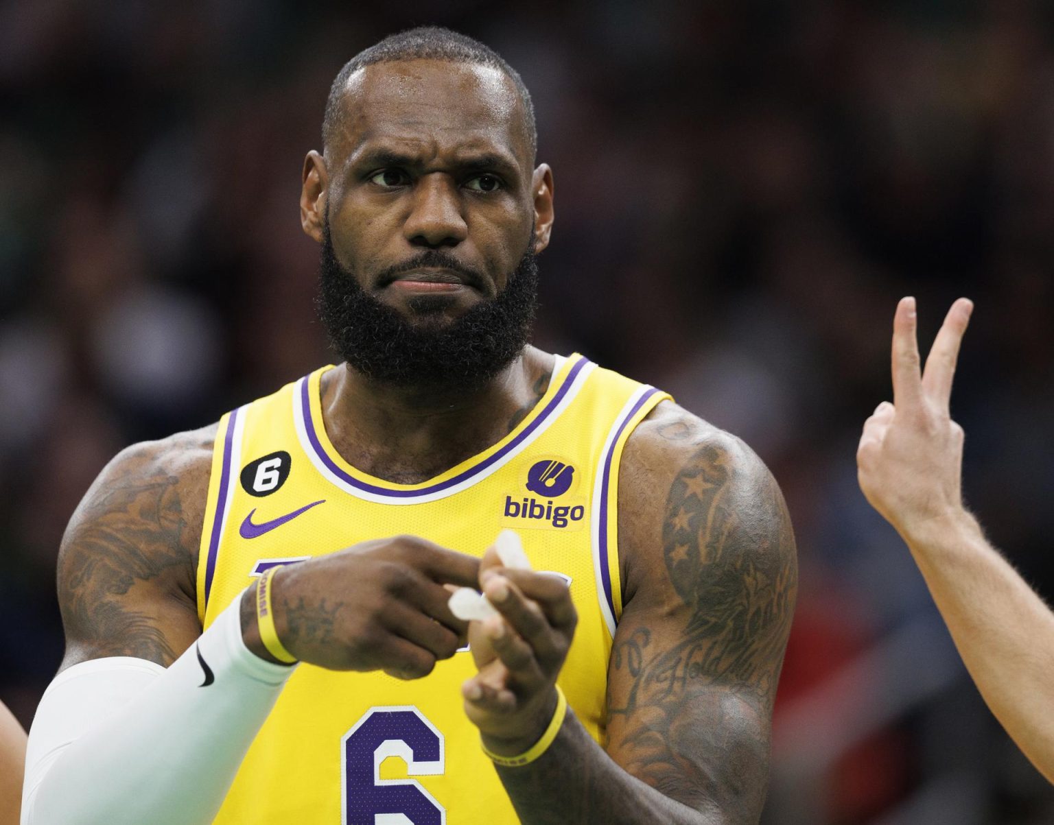 Fotografía de archivo en la que se registró al alero estrella de los Lakers de Los Ángeles, LeBron James, durante un partido de la NBA, en Boston (Massachusetts, EE.UU.). EFE/CJ Gunther