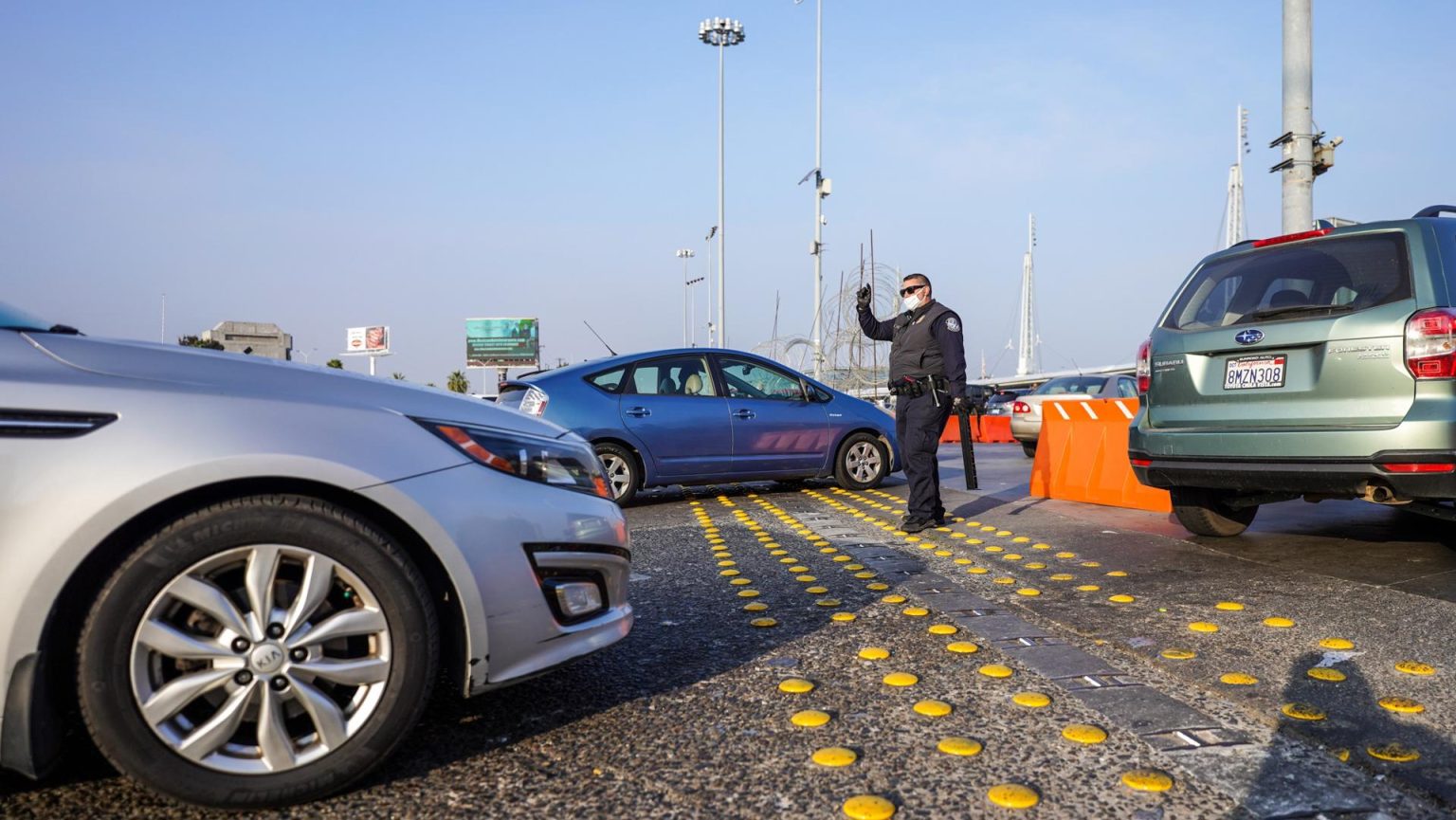 Un oficial de la Oficina de Aduanas y Protección Fronteriza (CBP) revisa a unos autos antes de cruzar la frontera en el puerto de entrada de San Ysidro en San Diego, California. Imagen de archivo. EFE/Manuel Ocaño