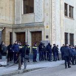 Fotografía en la que se observa a varias personas congregadas frente a la sede del Parlamento de Georgia. EFE/ Misha Vignanski