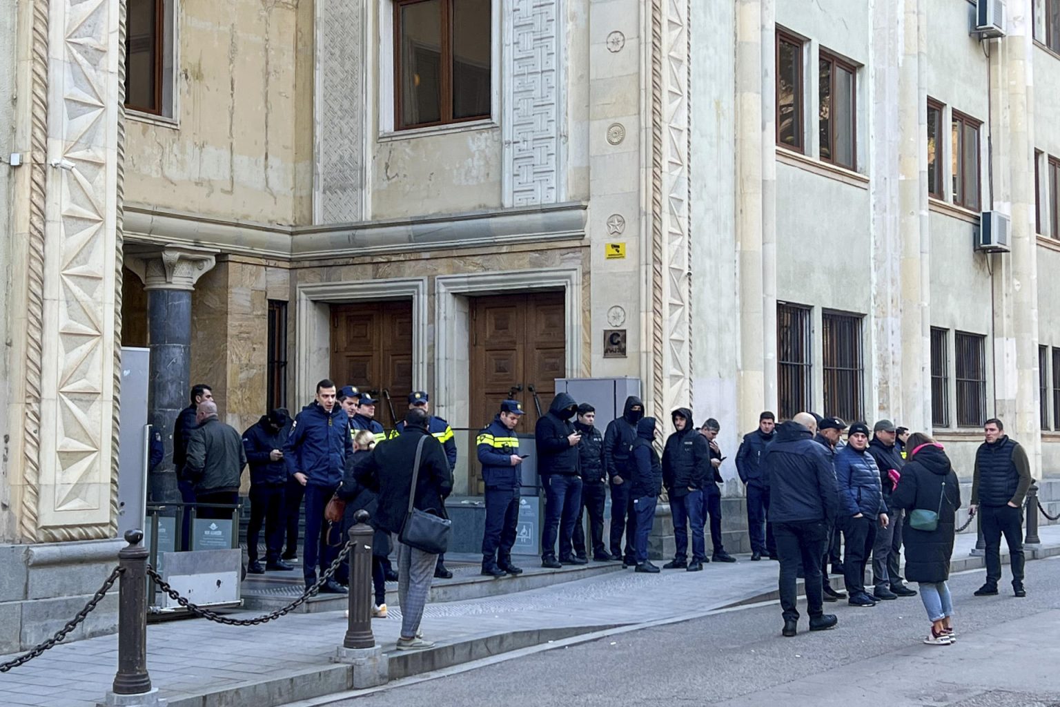 Fotografía en la que se observa a varias personas congregadas frente a la sede del Parlamento de Georgia. EFE/ Misha Vignanski