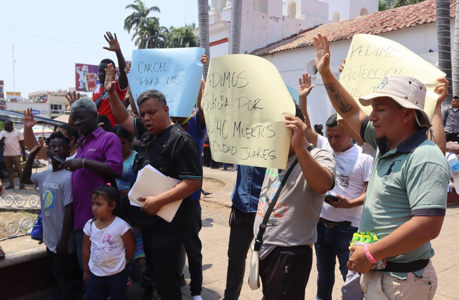 Migrantes protestan y convocan a un "Viacrucis migrante" hoy, en la ciudad de Tapachula, en el estado de Chiapas (México). EFE/Juan Manuel Blanco