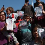 Un grupo de migrantes y familiares de personas fallecidas por un incendio, realizan una vigilia en memoria de las 40 víctimas, frente al Instituto Nacional de Migración (INM), hoy en Ciudad Juárez (México). EFE/Luis Torres