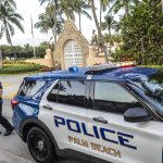 Vista de la vigilancia que prestan agentes en la residencia del expresidente estadounidense Donal Trump de Mar-a-Lago, en Palm Beach, Florida, este 3 de abril de 2023. EFE/Cristóbal Herrera