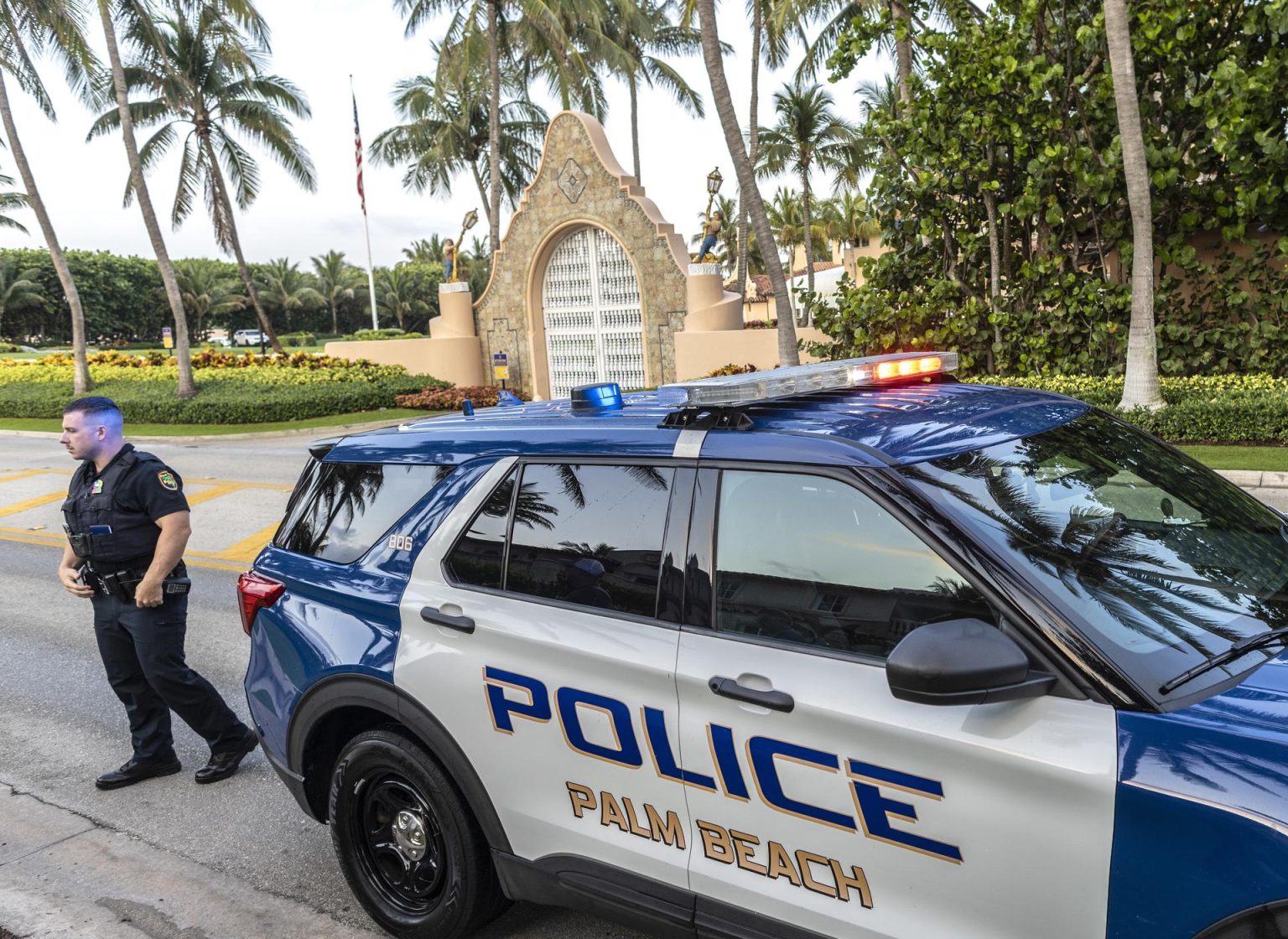 Vista de la vigilancia que prestan agentes en la residencia del expresidente estadounidense Donal Trump de Mar-a-Lago, en Palm Beach, Florida, este 3 de abril de 2023. EFE/Cristóbal Herrera