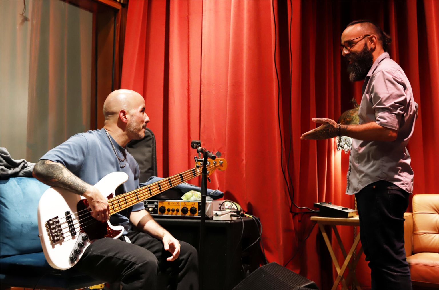 Willy Rodríguez (i) y Omar Silva (d), del grupo puertorriqueño de reggae Cultura Profética, conversan durante un ensayo realizado el 14 de abril en su estudio en el barrio de Santurce en San Juan, Puerto Rico. EFE/Thais Llorca