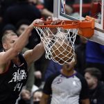 Mason Plumlee, pívot de los Clippers de Los Ángeles, fue registrado este miércoles, 5 de abril, al clavar un balón en el aro que defienden los también angelinos Lakers, durante un partido de la NBA, en el coliseo Crypto.com Arena, en Los Ángeles (California, EE.UU.). EFE/Etienne Laurent