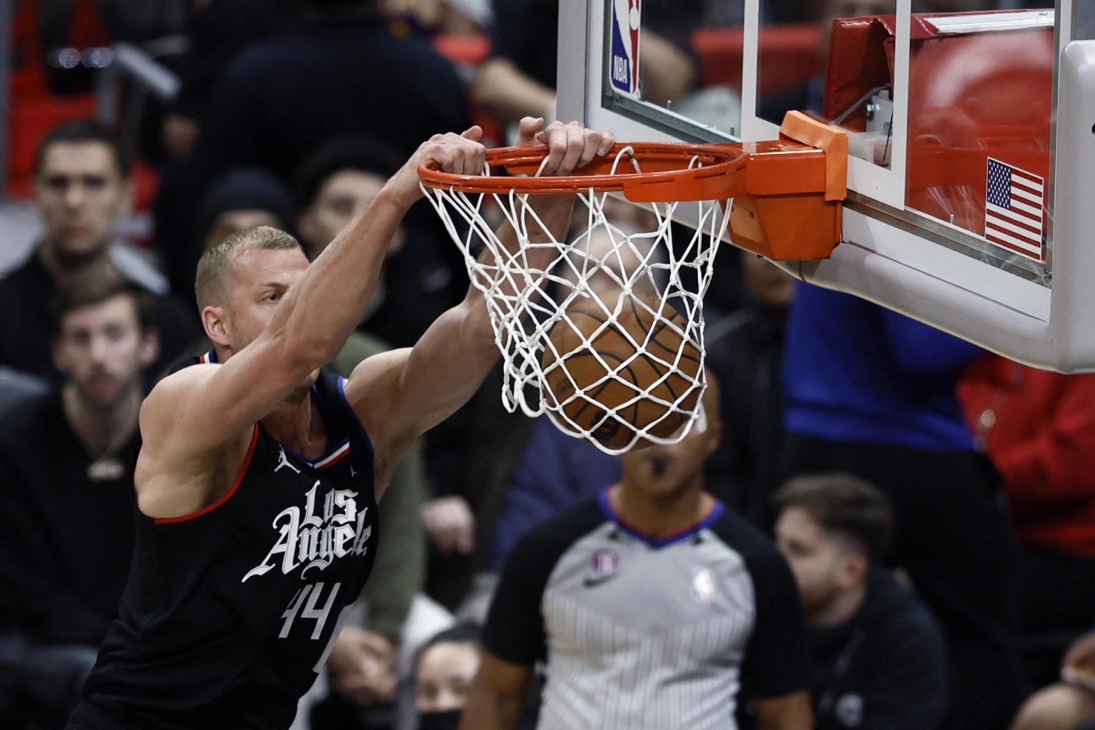 Mason Plumlee, pívot de los Clippers de Los Ángeles, fue registrado este miércoles, 5 de abril, al clavar un balón en el aro que defienden los también angelinos Lakers, durante un partido de la NBA, en el coliseo Crypto.com Arena, en Los Ángeles (California, EE.UU.). EFE/Etienne Laurent