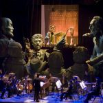 Fotografía de archivo en donde se observan varias marionetas gigantes durante la representación de la ópera infantil "El retrablo del Maese Pedro", de Manuel de Falla. EFE/Alberto Morante