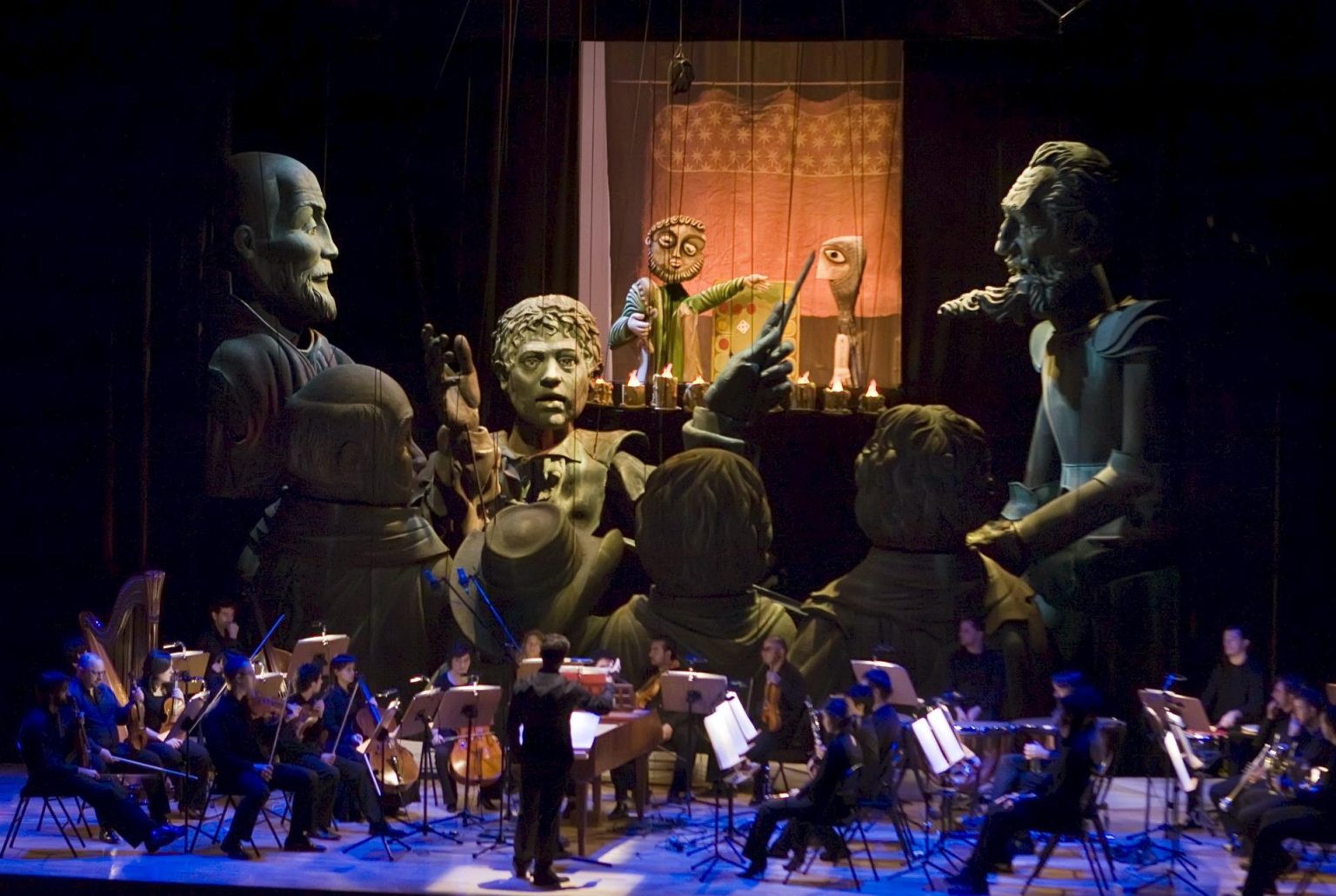 Fotografía de archivo en donde se observan varias marionetas gigantes durante la representación de la ópera infantil "El retrablo del Maese Pedro", de Manuel de Falla. EFE/Alberto Morante