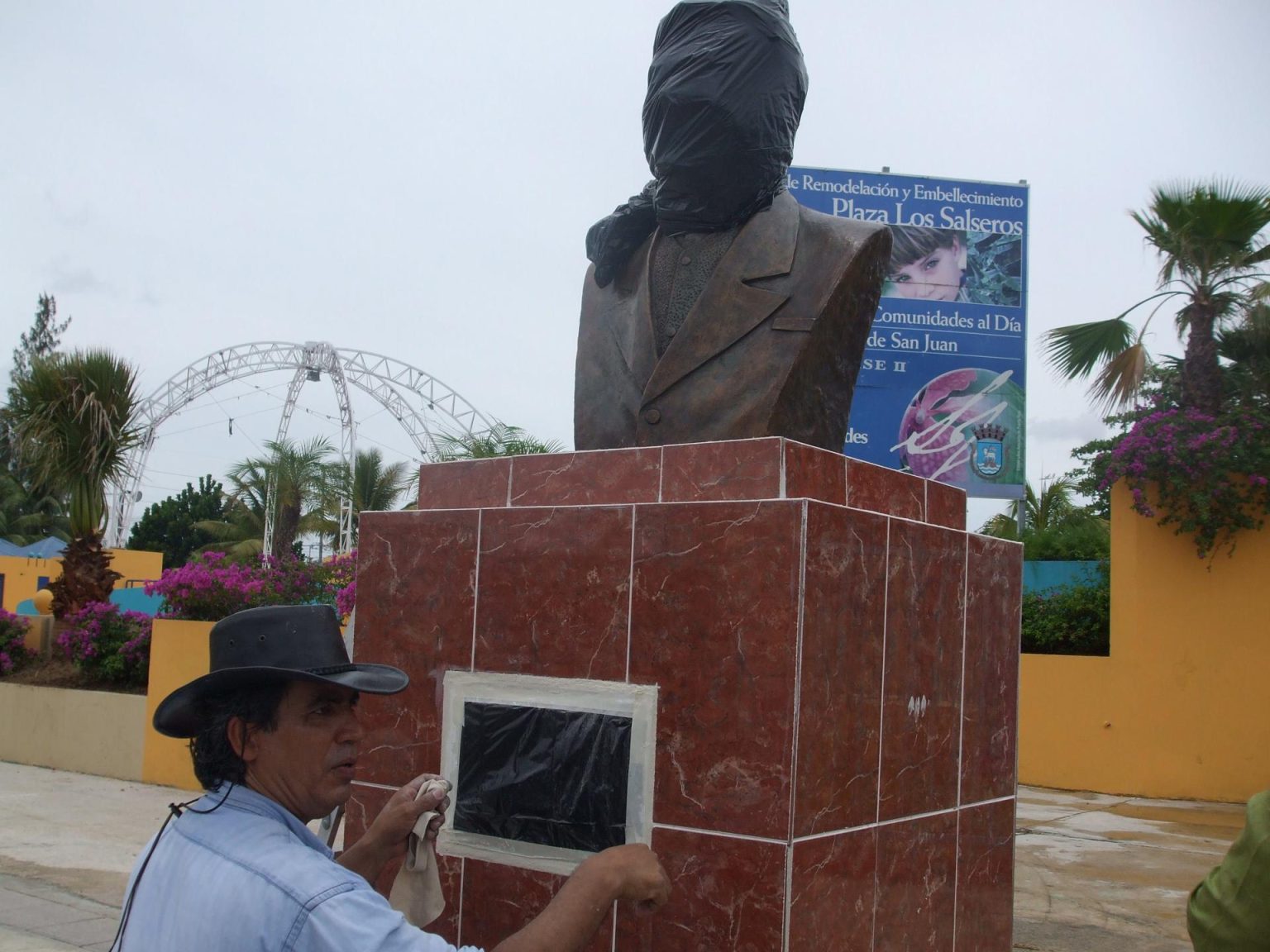 Fotografía de archivo en la que se ve el busto en honor del fallecido músico puertorriqueño Tito Puente. EFE/JORGE MUÑIZ