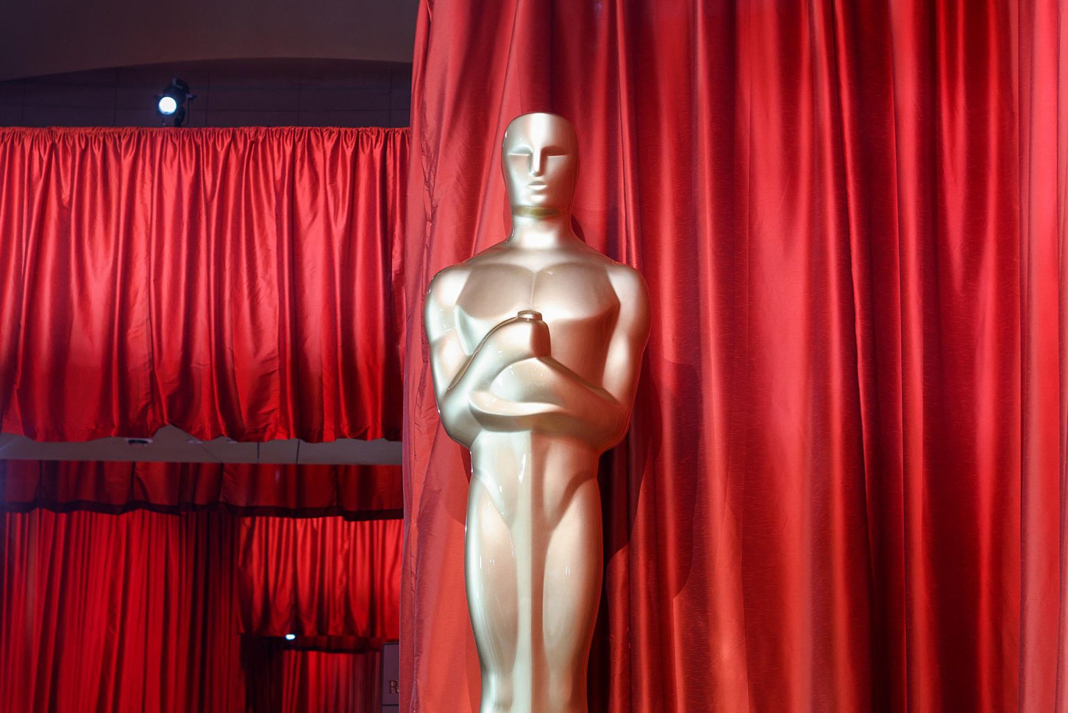 Fotografía de archivo de una estatua del galardón de los Premios Óscar, previo al inicio de la edición 95 en Los Ángeles (Estados Unidos). EFE/ Armando Arorizo