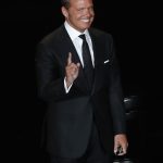 Fotografía de archivo fechada el 21 de febrero de 2018, del cantante mexicano Luis Miguel durante un concierto en Ciudad de México (México). EFE/José Méndez