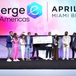 Fotografía cedida hoy por eMerge Americas donde aparece el equipo de la plataforma de seguros médicos HealthBird mientras posa con el cheque de 420.000 dólares por ganar el "Startup Showcase", durante la última jornada del foro tecnológico en el Centro de Convenciones de Miami Beach (EE.UU.). EFE/eMerge Americas  /SOLO USO EDITORIAL/NO VENTAS /SOLO DISPONIBLE PARA ILUSTRAR LA NOTICIA QUE ACOMPAÑA/CRÉDITO OBLIGATORIO