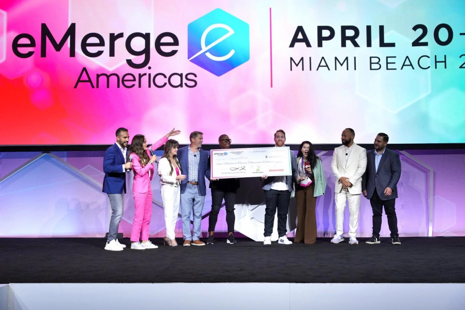 Fotografía cedida hoy por eMerge Americas donde aparece el equipo de la plataforma de seguros médicos HealthBird mientras posa con el cheque de 420.000 dólares por ganar el "Startup Showcase", durante la última jornada del foro tecnológico en el Centro de Convenciones de Miami Beach (EE.UU.). EFE/eMerge Americas  /SOLO USO EDITORIAL/NO VENTAS /SOLO DISPONIBLE PARA ILUSTRAR LA NOTICIA QUE ACOMPAÑA/CRÉDITO OBLIGATORIO