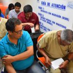 Fotografía de archivo de un grupo de salvadoreños deportados de Estados Unidos que permanecen a la espera de los procedimientos de identificación, en el interior del centro de atención a los migrantes en San Salvador (El Salvador). Donald Trump, en una las naciones más mortíferas del mundo. EFE/Armando Escobar[ACOMPAÑA CRÓNICA: EL SALVADOR MIGRACIÓN]