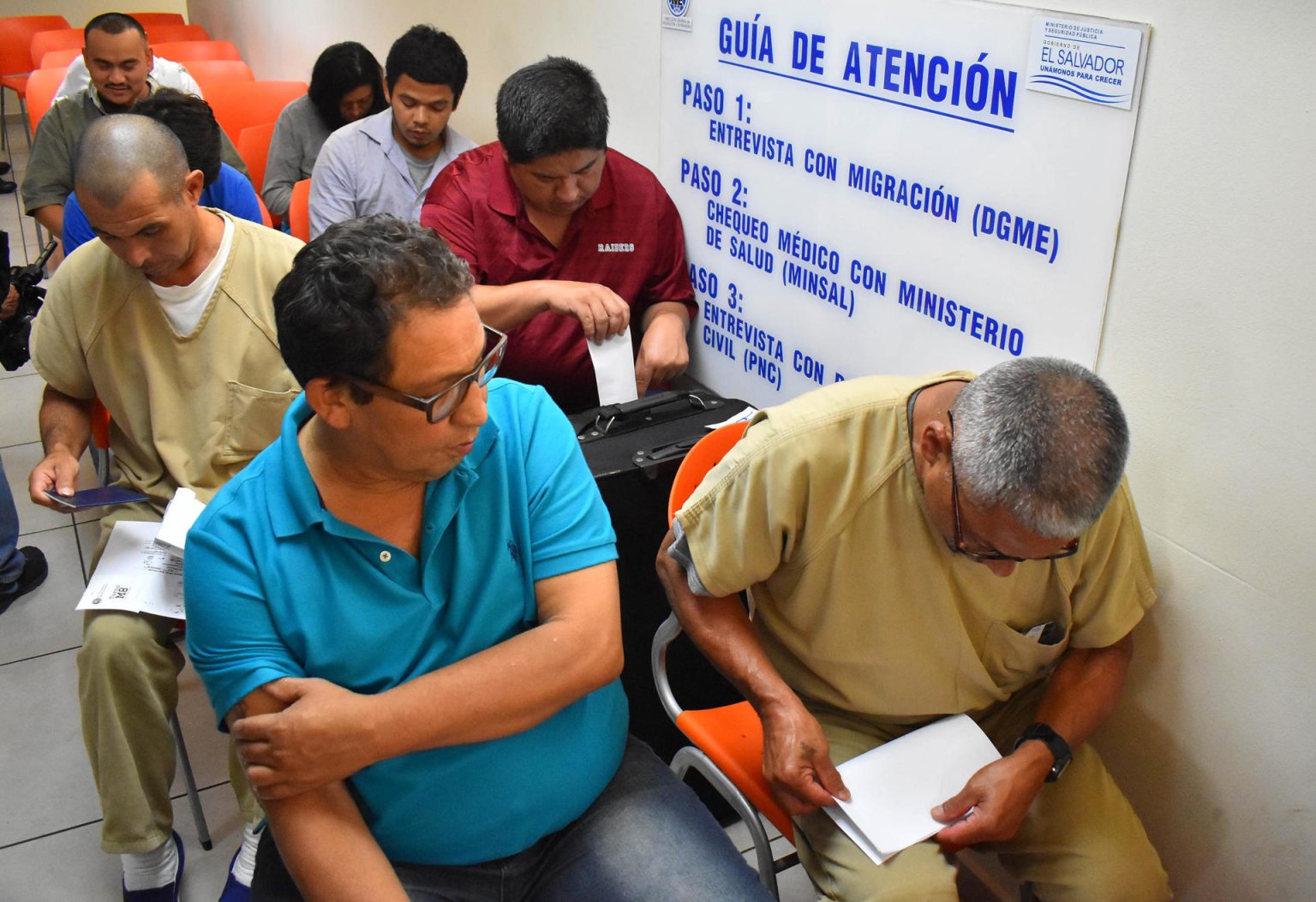 Fotografía de archivo de un grupo de salvadoreños deportados de Estados Unidos que permanecen a la espera de los procedimientos de identificación, en el interior del centro de atención a los migrantes en San Salvador (El Salvador). Donald Trump, en una las naciones más mortíferas del mundo. EFE/Armando Escobar[ACOMPAÑA CRÓNICA: EL SALVADOR MIGRACIÓN]