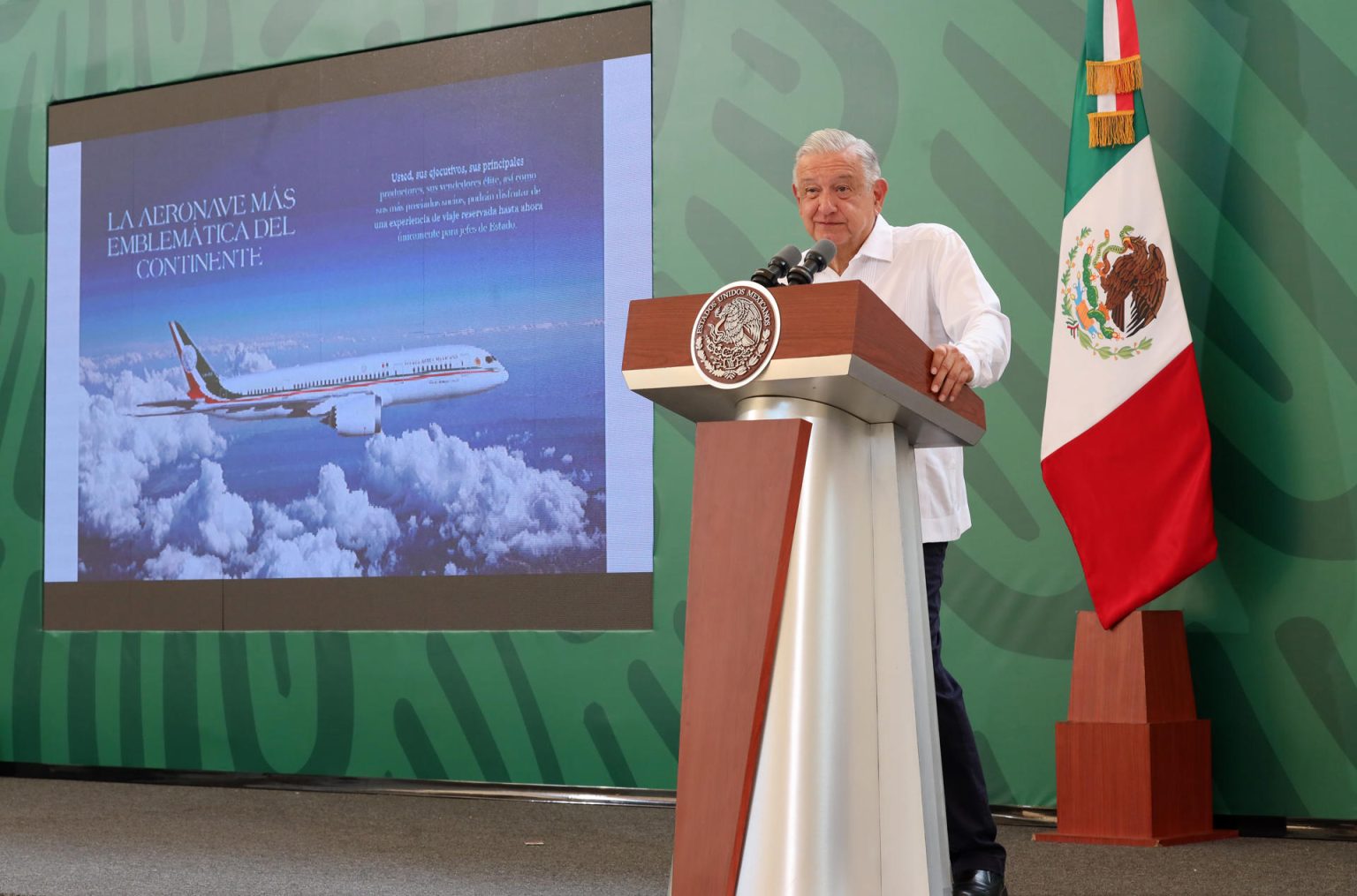 Fotografía cedida hoy por la presidencia de México, del mandatario mexicano, Andrés Manuel López Obrador, durante una rueda de prensa en el estado de Veracruz (México). EFE/Presidencia de México/SOLO USO EDITORIAL/SOLO DISPONIBLE PARA ILUSTRAR LA NOTICIA QUE ACOMPAÑA(CRÉDITO OBLIGATORIO)